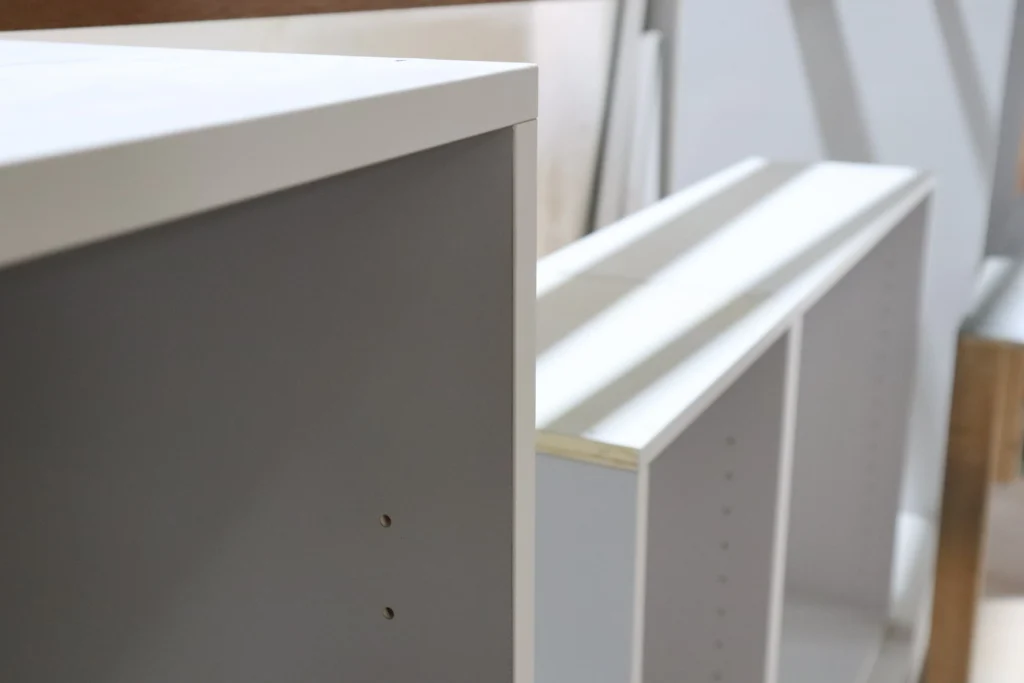 בחיתוך של לוחות סנדוויץ', MDF, סיבית ועוד חומרים המשמשים ליצירת גופי ארונות.